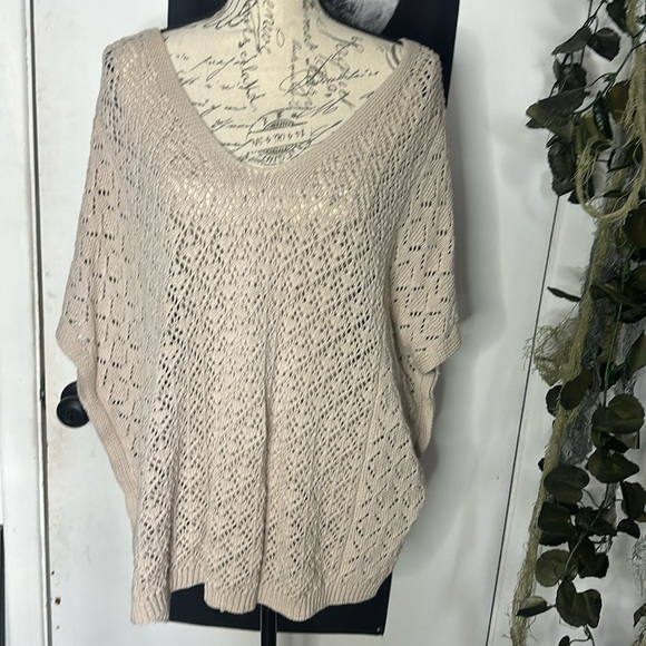 TORRID Open Crotchet Off Shoulder Size 1 Relaxed and Oversized - Picture 1 of 4